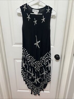 0195 Ashley Taylor Black and White Asymmetrical Starprint Dress one size